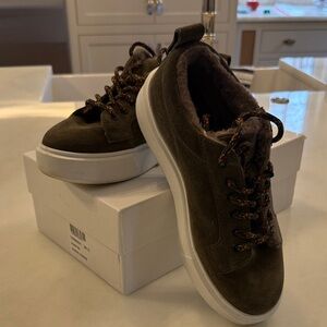 La Canadienne Women’s Shearling Lined Suede sneakers. Size 38.5/8